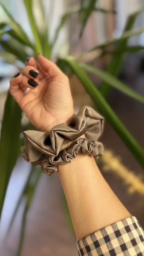 Scrunchy satīna matu gumija, TAUPE