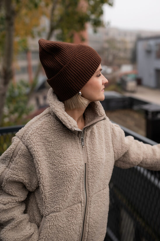 Adīta cepure sievietēm, TUMŠI BRŪNA