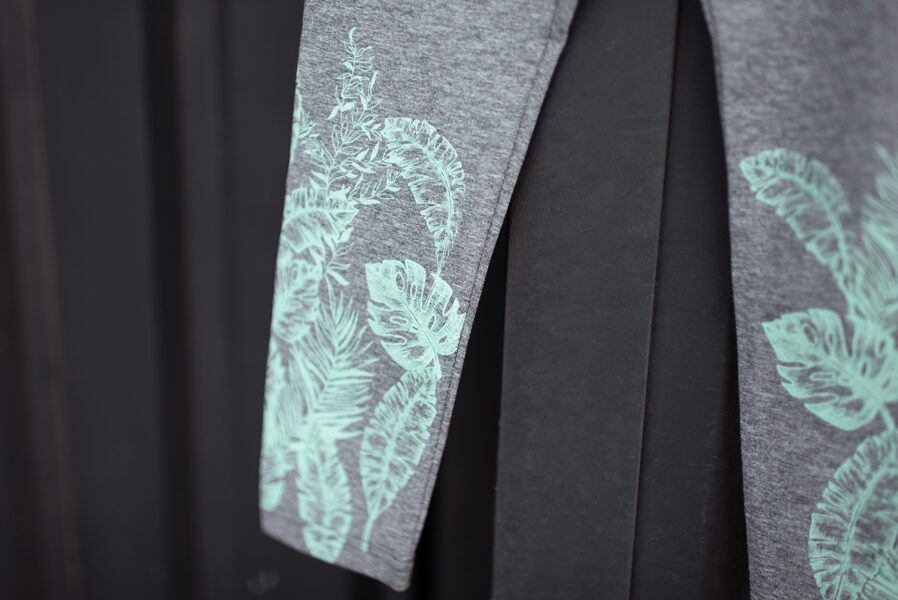 Sieviešu legingi ar botānisko elementu apdruku, PELĒKA VISKOZE