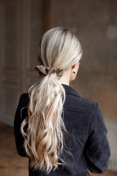 Pieskaņota matu gumija - kamieļkrāsas velvets