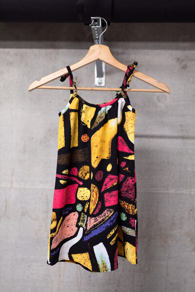 98/104cm, Vasaras kleita meitenēm ar sienamām lencītēm, melni krāsaina