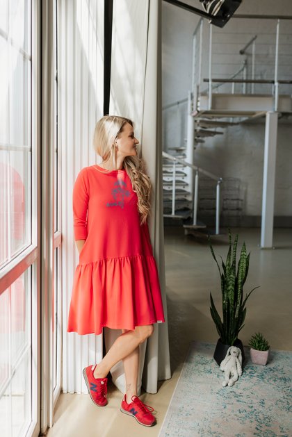 AUGT KOPĀ, KORAĻĻU krāsas volānkleita sievietēm