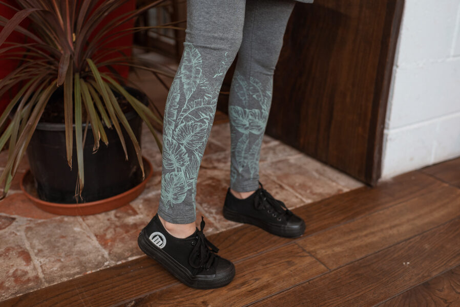 Sieviešu legingi ar botānisko elementu apdruku, PELĒKI