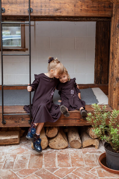Meiteņu volānkleita ar meža zvēru apdruku, BAKLAŽĀNS